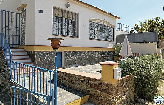 Nice semi-detached bungalow with terrace and garden. Situated in a quiet street in urb. Mas Fumats