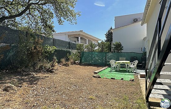 Nice semi-detached bungalow with terrace and garden. Situated in a quiet street in urb. Mas Fumats