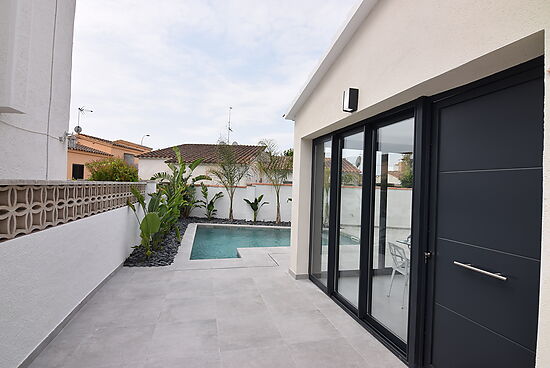 Newly renovated modern villa, 3 bedrooms on one level for sale in Empuriabrava.