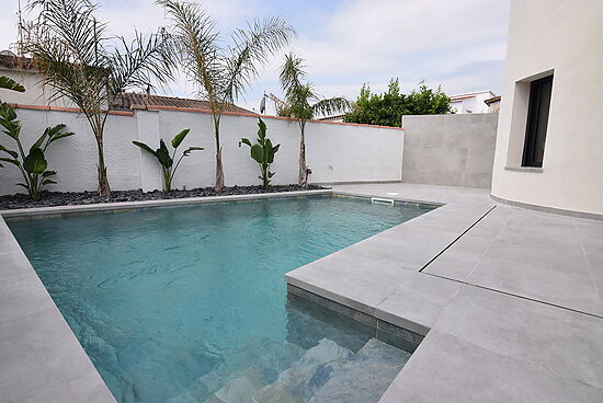 Newly renovated modern villa, 3 bedrooms on one level for sale in Empuriabrava.