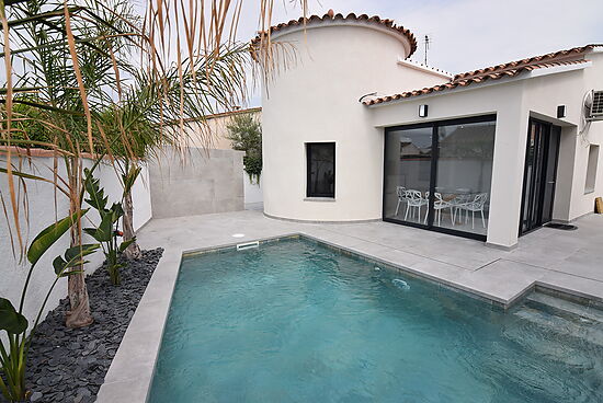 Newly renovated modern villa, 3 bedrooms on one level for sale in Empuriabrava.