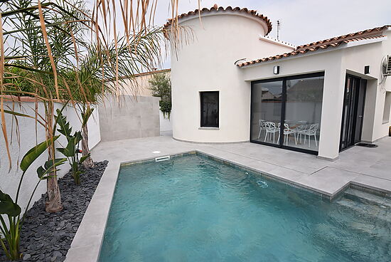 Newly renovated modern villa, 3 bedrooms on one level for sale in Empuriabrava.