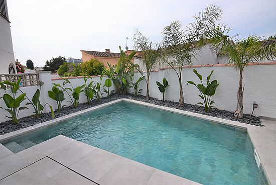 Newly renovated modern villa, 3 bedrooms on one level for sale in Empuriabrava.