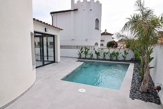 Newly renovated modern villa, 3 bedrooms on one level for sale in Empuriabrava.