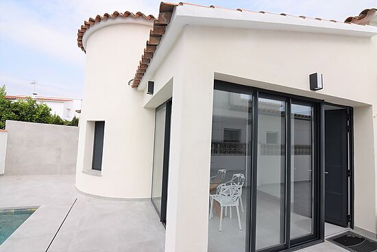 Newly renovated modern villa, 3 bedrooms on one level for sale in Empuriabrava.