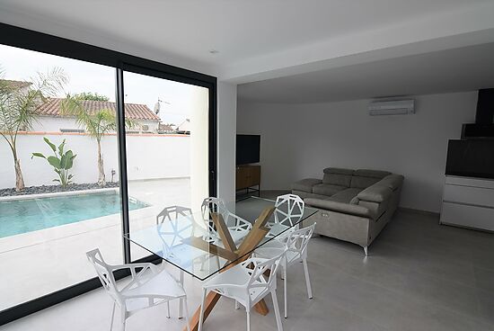 Newly renovated modern villa, 3 bedrooms on one level for sale in Empuriabrava.