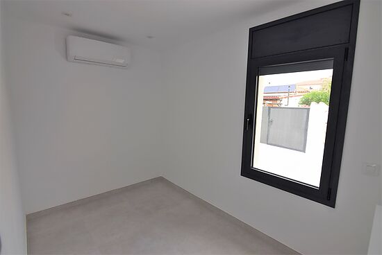 Newly renovated modern villa, 3 bedrooms on one level for sale in Empuriabrava.