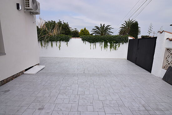 Newly renovated modern villa, 3 bedrooms on one level for sale in Empuriabrava.