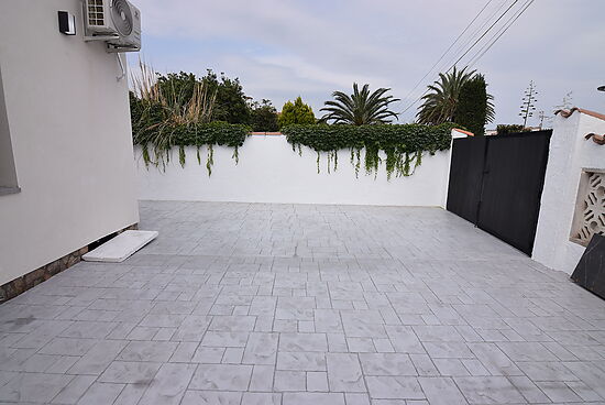 Villa moderne récemment rénovée, 3 chambres sur un niveau à vendre à Empuriabrava.