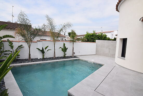 Newly renovated modern villa, 3 bedrooms on one level for sale in Empuriabrava.