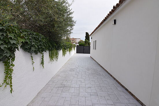 Newly renovated modern villa, 3 bedrooms on one level for sale in Empuriabrava.