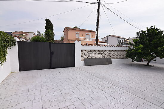 Newly renovated modern villa, 3 bedrooms on one level for sale in Empuriabrava.