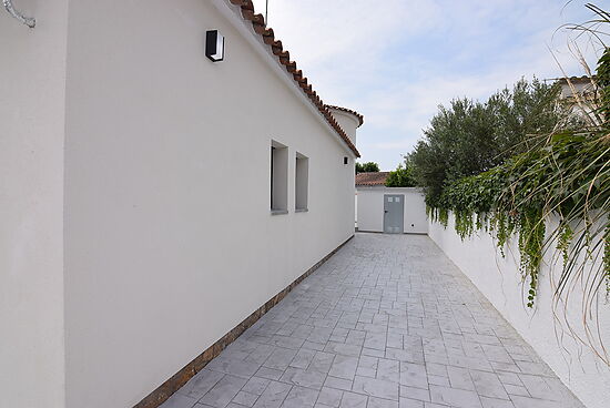 Newly renovated modern villa, 3 bedrooms on one level for sale in Empuriabrava.