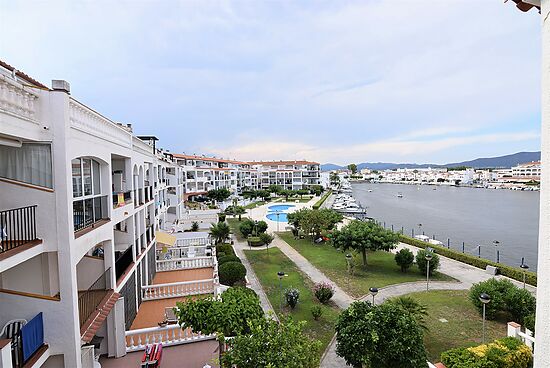 Bonito Apartamento con vistas al canal y piscina comunitaria