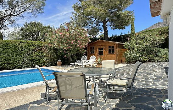 Jolie maison individuelle avec piscine privée et jardin.