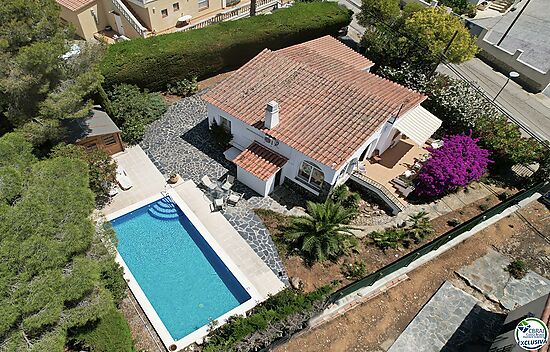 Jolie maison individuelle avec piscine privée et jardin.