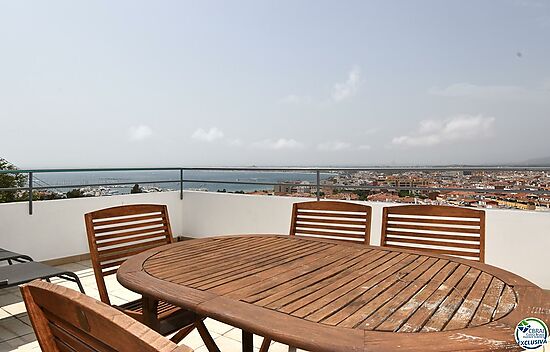 Two-bedroom flat close to the beach with nice views over the bay