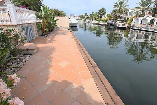 Magnifique maison sur le grand canal avec un amarrage de 12,50m