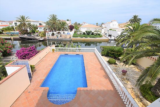 Magnifique maison sur le grand canal avec un amarrage de 12,50m