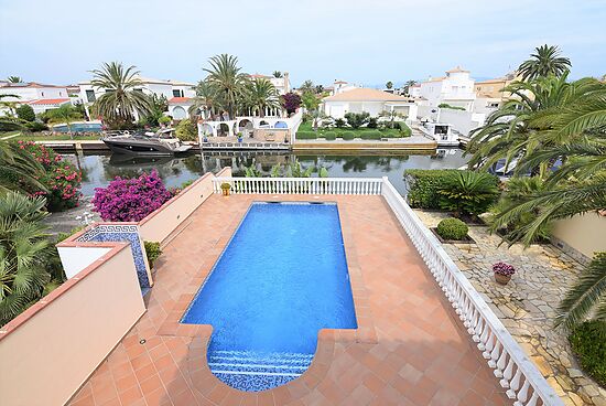 Magnifique maison sur le grand canal avec un amarrage de 12,50m