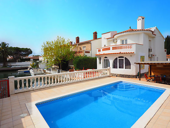 Empuriabrava, house for rent, for 8 persons, with private moorings, pool, garage and wifi at 800 m from beach