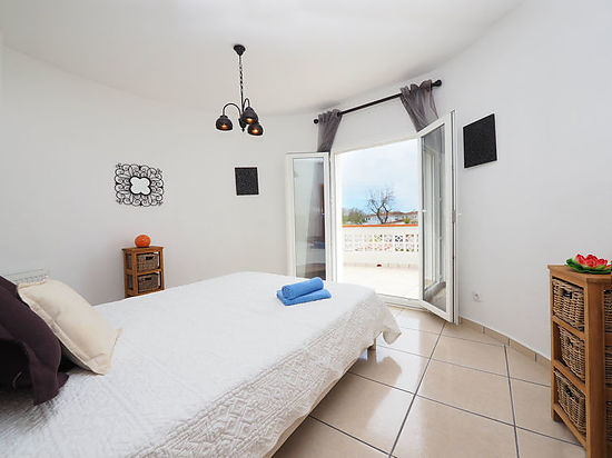 Magnifique maison sur le canal avec 2 amarres privées, piscine, 4 chambres à louer à Empuriabrava