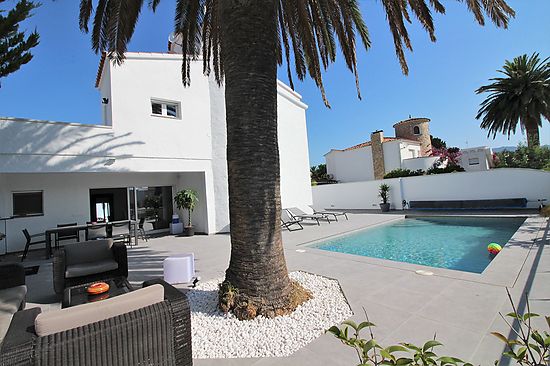 Empuriabrava, house on canal, for rent for 10 persons with private pool, private mooring,  air condi