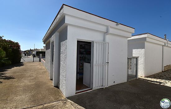 Casa de pescador con dos dormitorios, terrazas dobles garaje y amarre en venta