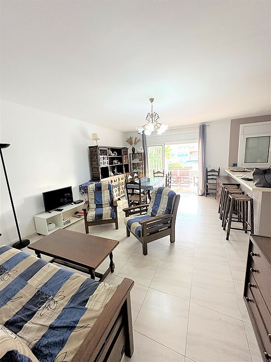 Empuriabrava, en venta, apartamento al canal, amplia terraza y parking privado