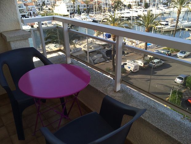 Charming studio with views of the nautical port, marina and sea for rent in Empuriabrava
