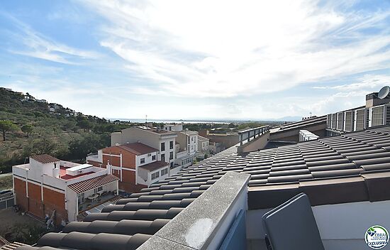 Dúplex de 84 metros cuadrados en ubicación privilegiada en Mas Oliva con vistas a la montaña y al ma