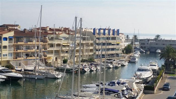 Charming studio with views of the nautical port, marina and sea for rent in Empuriabrava