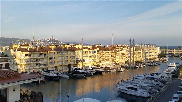 Charmant studio avec vue sur le port nautique, la marina et la mer à louer à Empuriabrava