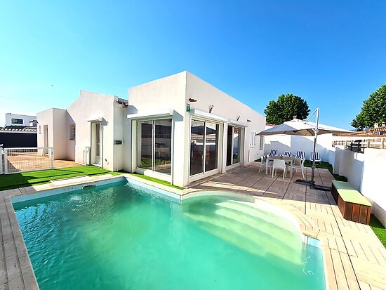 Maison moderne de plain-pied avec piscine privée