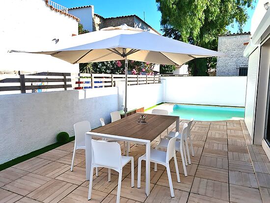 Maison moderne de plain-pied avec piscine privée