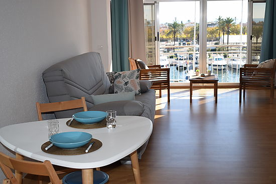 Spacious and bright studio for 3 people with magnificent views of the marina and the sea for rent in