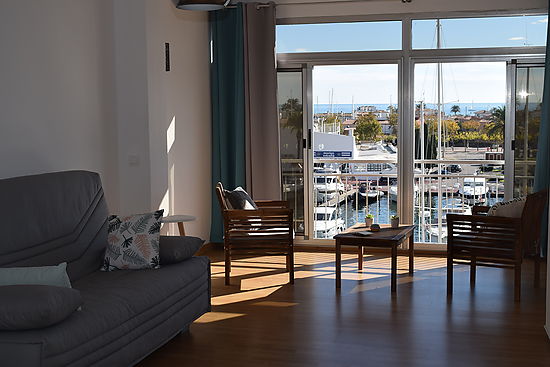 Spacious and bright studio for 3 people with magnificent views of the marina and the sea for rent in