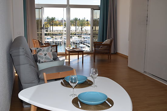 Empuriabrava for rent, large and bright studio  for 3 persons with magnificient view on the Marina a