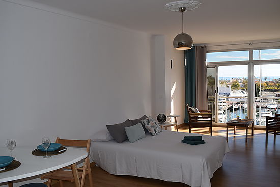 Spacious and bright studio for 3 people with magnificent views of the marina and the sea for rent in Empuriabrava.