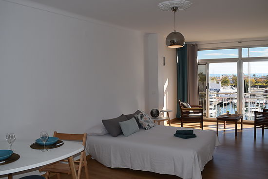 Studio spacieux et lumineux pour 3 personnes avec vue magnifique sur la marina et la mer à louer à E