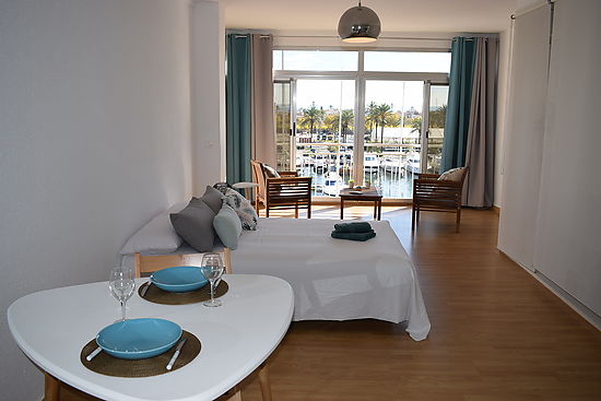 Spacious and bright studio for 3 people with magnificent views of the marina and the sea for rent in