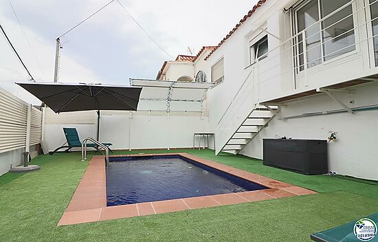 Acogedora casa en los Grecs de Roses con piscina privada