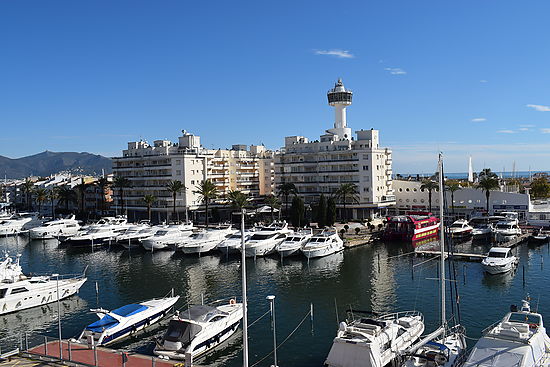 Studio spacieux et lumineux pour 3 personnes avec vue magnifique sur la marina et la mer à louer à E