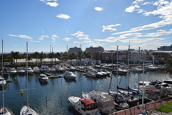 Studio spacieux et lumineux pour 3 personnes avec vue magnifique sur la marina et la mer à louer à E