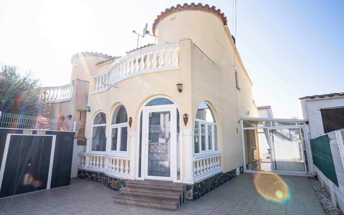 Maison de 4 chambres avec piscine près du centre et de la plage. Emplacement parfait pour vivre votr