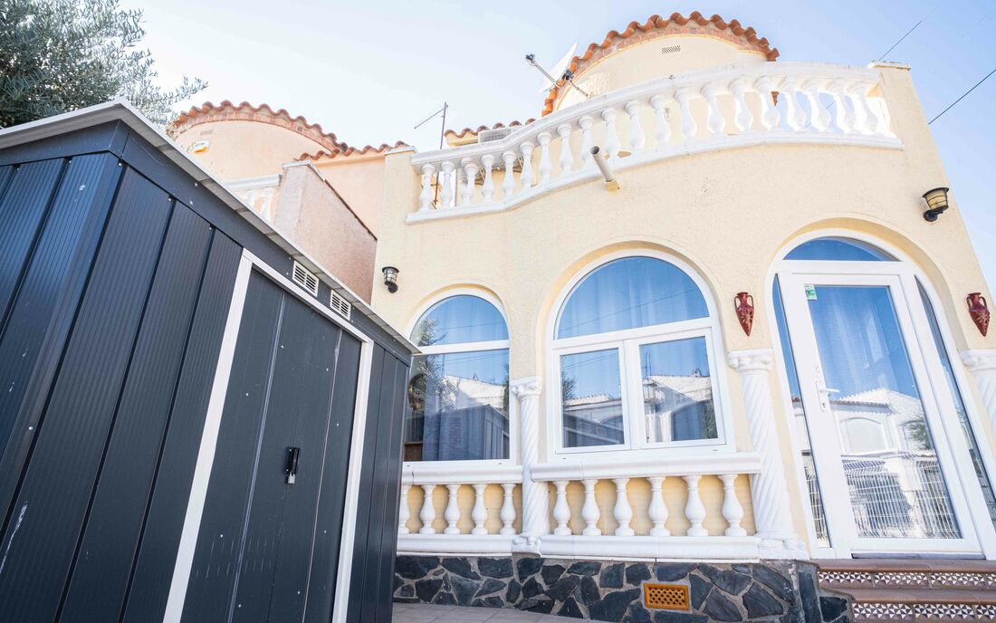 Maison de 4 chambres avec piscine près du centre et de la plage. Emplacement parfait pour vivre votr