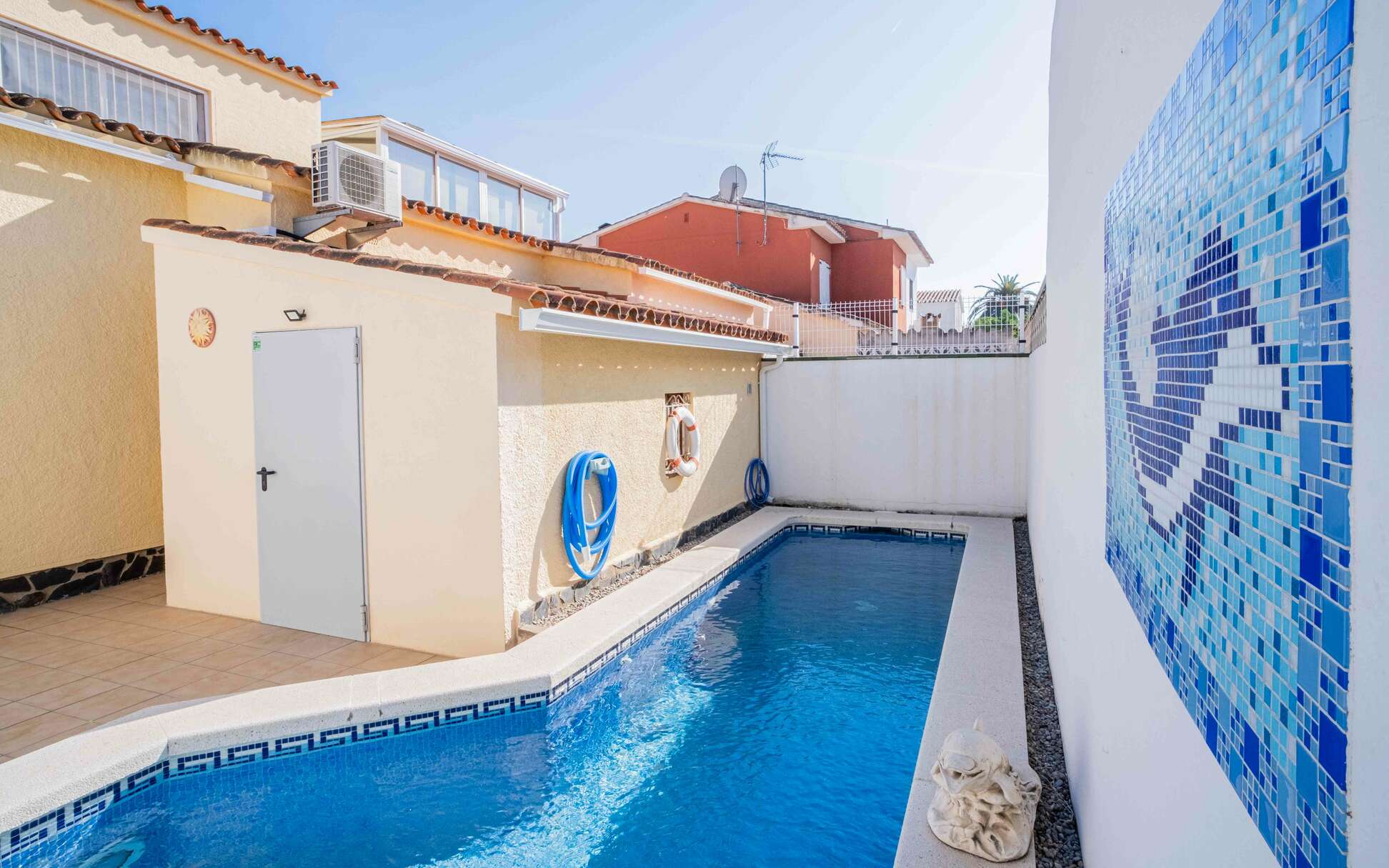 Hermosa casa de 4 habitaciones con piscina cerca del centro y la playa.