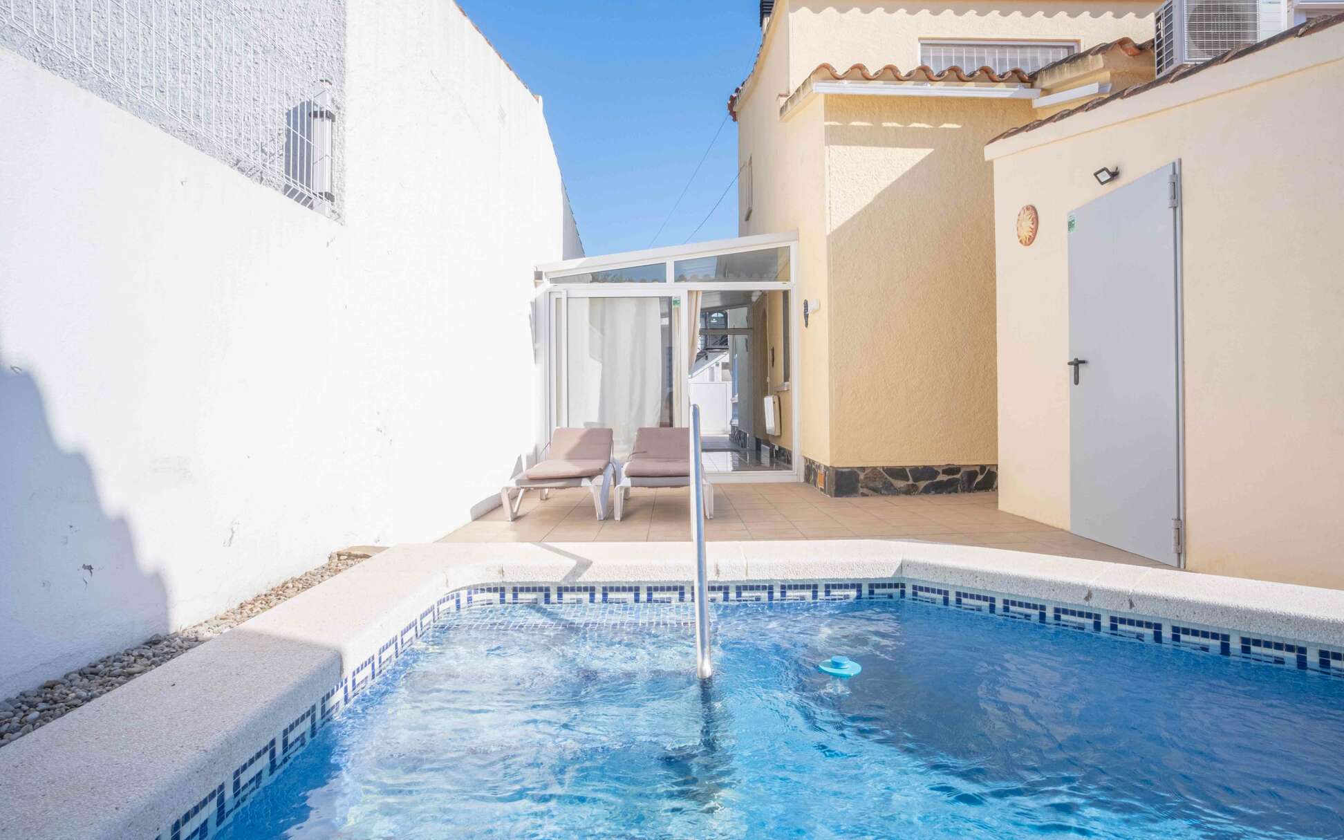 Hermosa casa de 4 habitaciones con piscina cerca del centro y la playa.