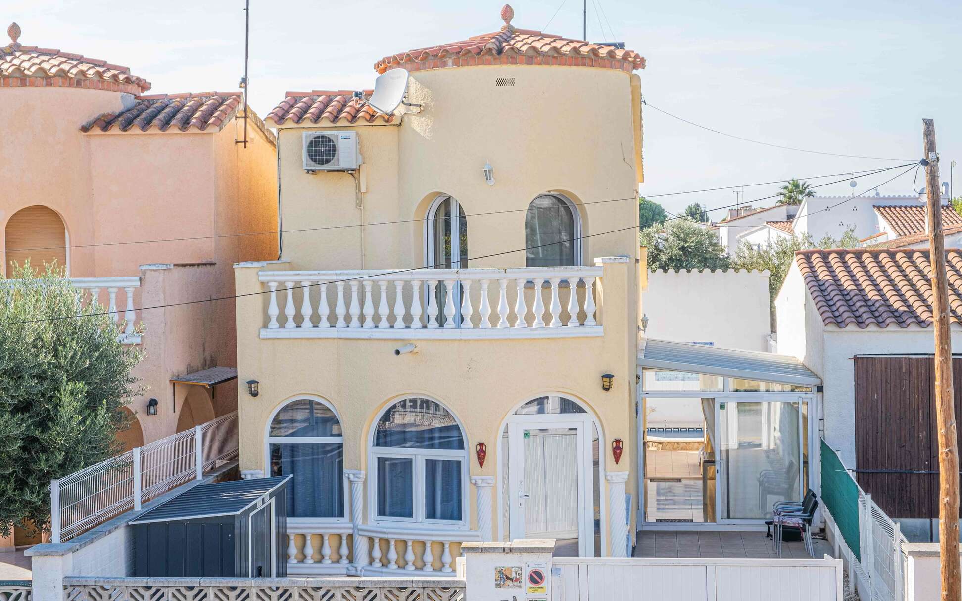 Hermosa casa de 4 habitaciones con piscina cerca del centro y la playa.