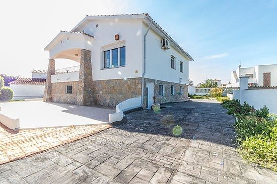 Empuriabrava en location , villa 10 personnes avec piscine